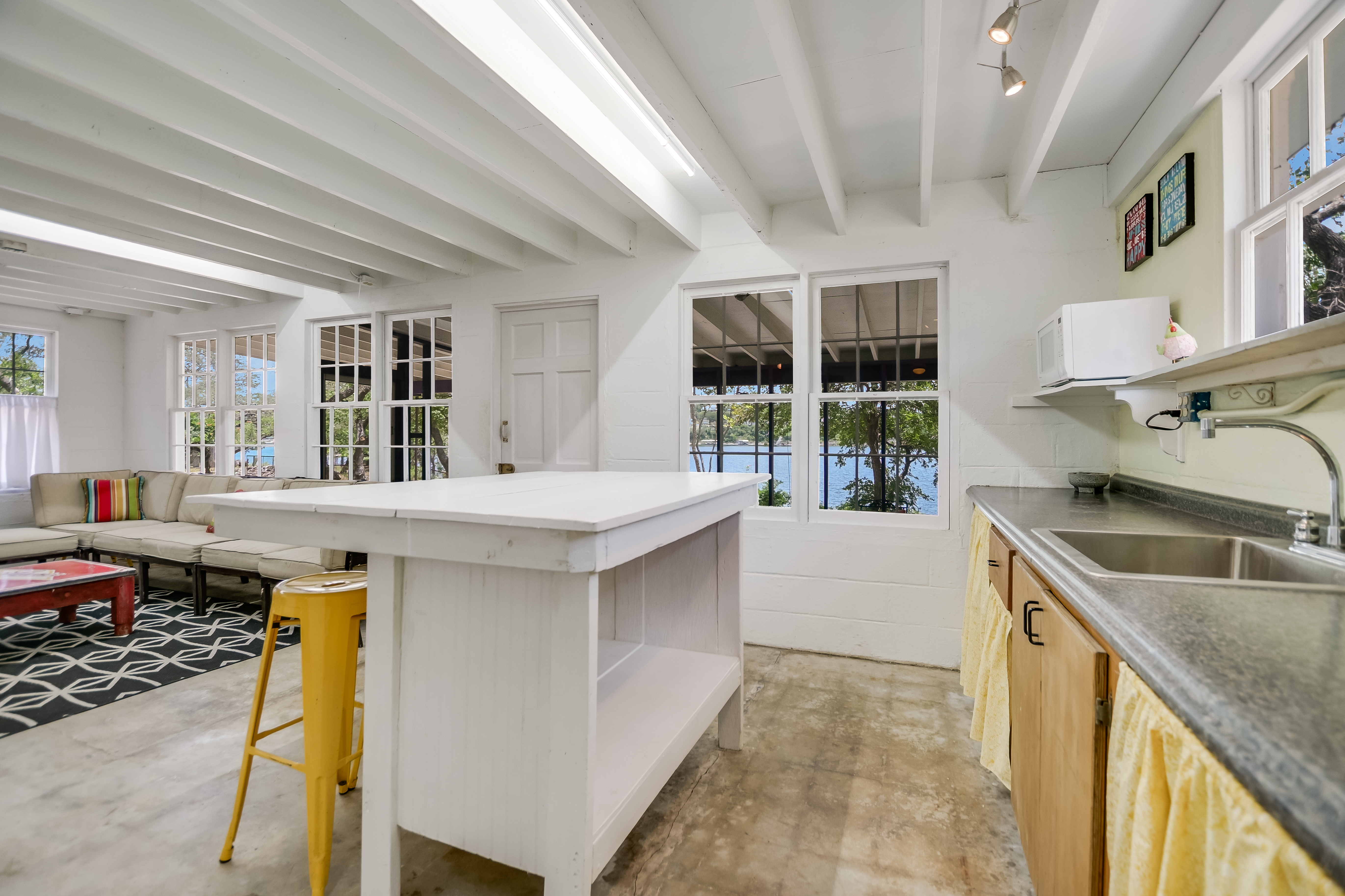  JUST LISTED - Charming lakefront retreat on Lake Travis - 物件實景