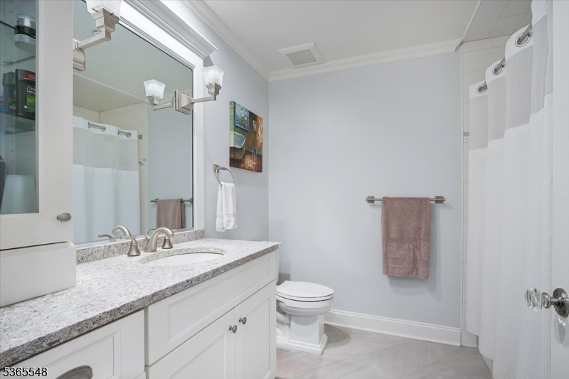Teaneck, New Jersey, 07666, United States, 2 Bedrooms Bedrooms, ,3 BathroomsBathrooms,Residential,For Sale,1870844