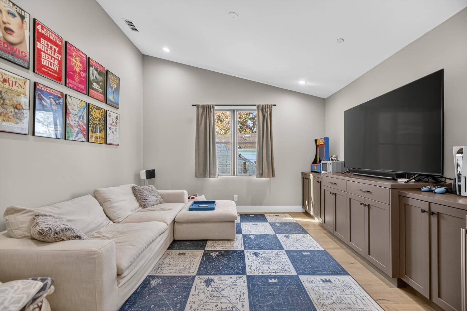 Sacramento, California, 95816, United States, 3 Bedrooms Bedrooms, ,5 BathroomsBathrooms,Residential,For Sale,1978117