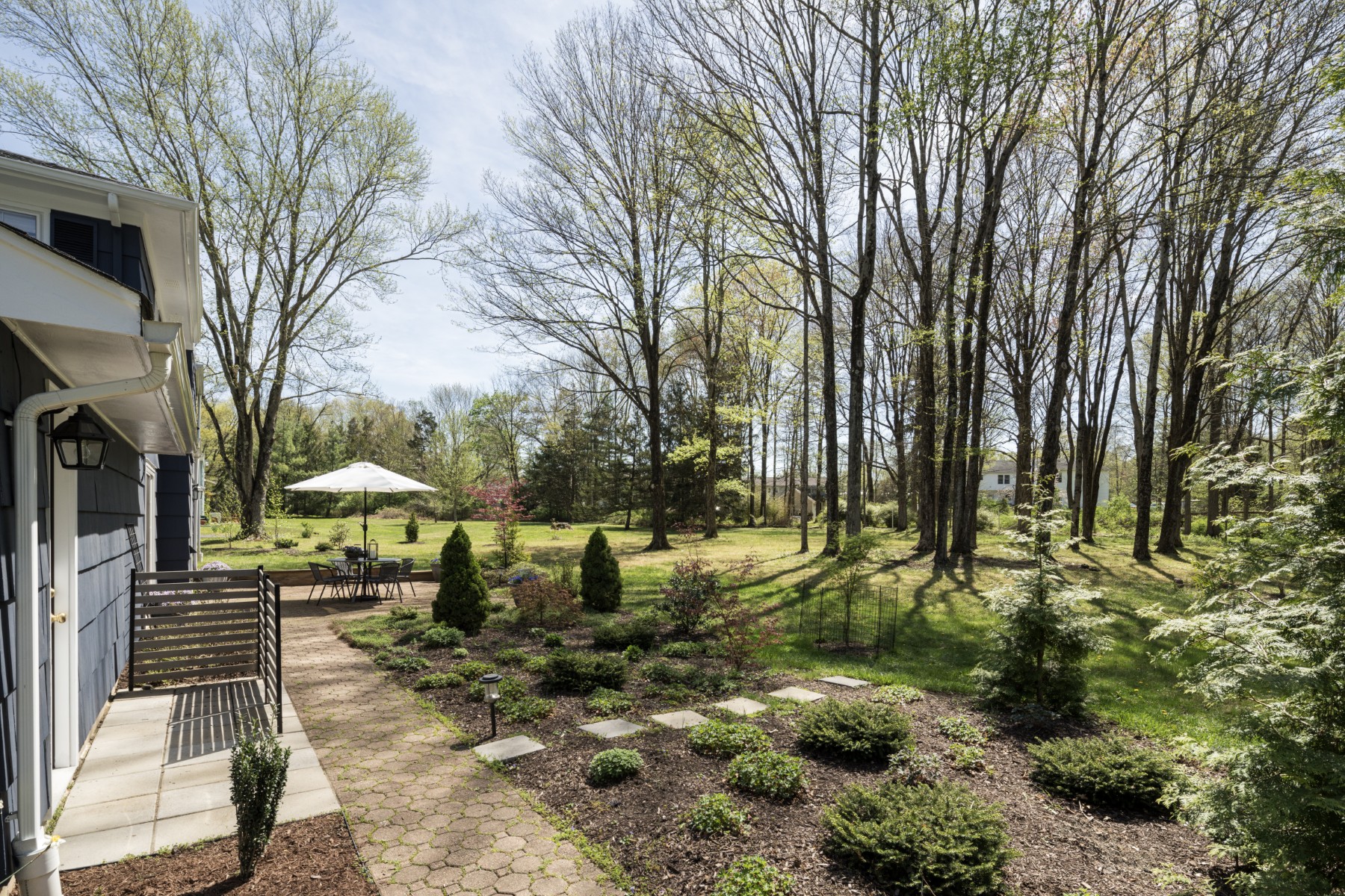  Beautifully Renovated Home with Beautiful Outdoor Setting - 物件實景