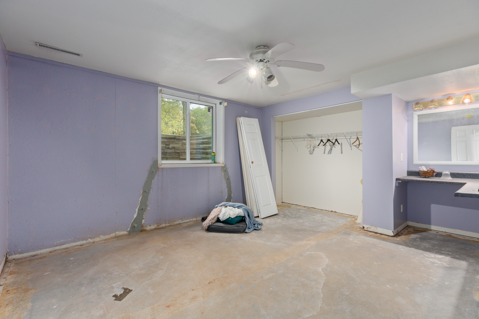 Litchfield, Illinois, 62056, United States, 5 Bedrooms Bedrooms, ,4 BathroomsBathrooms,Residential,For Sale,1979153