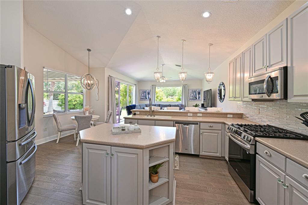 Bradenton, Florida, 34212, United States, 5 Bedrooms Bedrooms, ,3 BathroomsBathrooms,Residential,For Sale,1897819