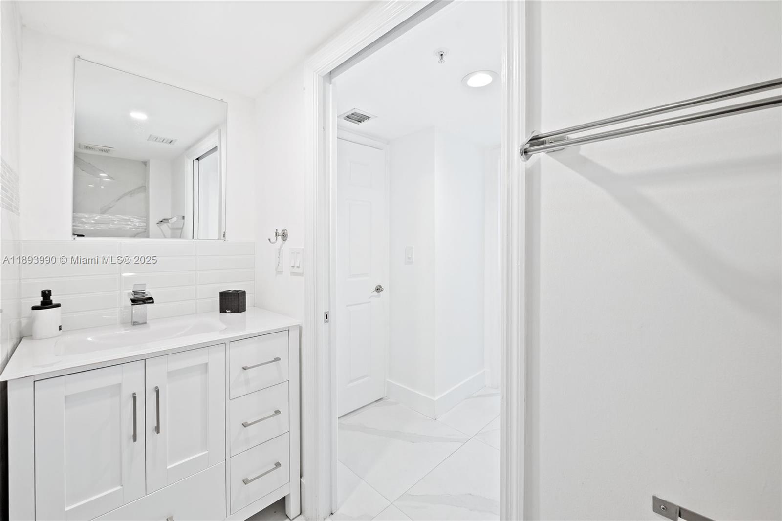 Miami, Florida, 33131, United States, 2 Bedrooms Bedrooms, ,2 BathroomsBathrooms,Residential,For Sale,1962592