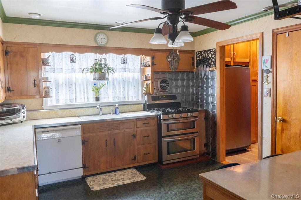 Lindenhurst, New York, 11757, United States, 5 Bedrooms Bedrooms, ,3 BathroomsBathrooms,Residential,For Sale,2049056