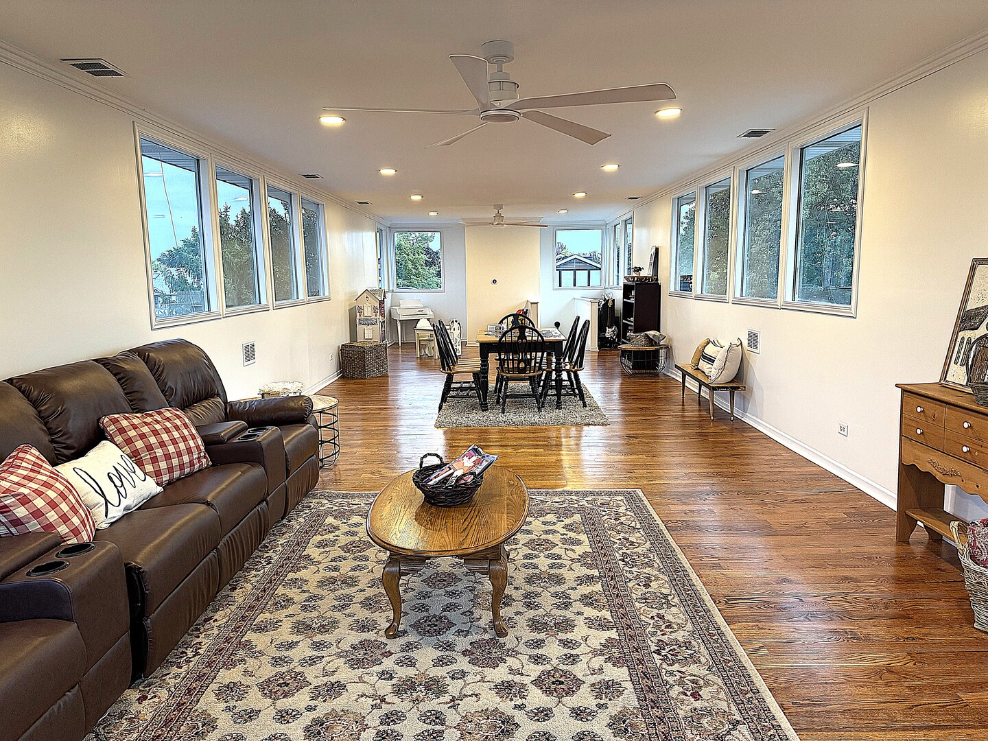 Tinley Park, Illinois, 60487, United States, 6 Bedrooms Bedrooms, ,4 BathroomsBathrooms,Residential,For Sale,1984113