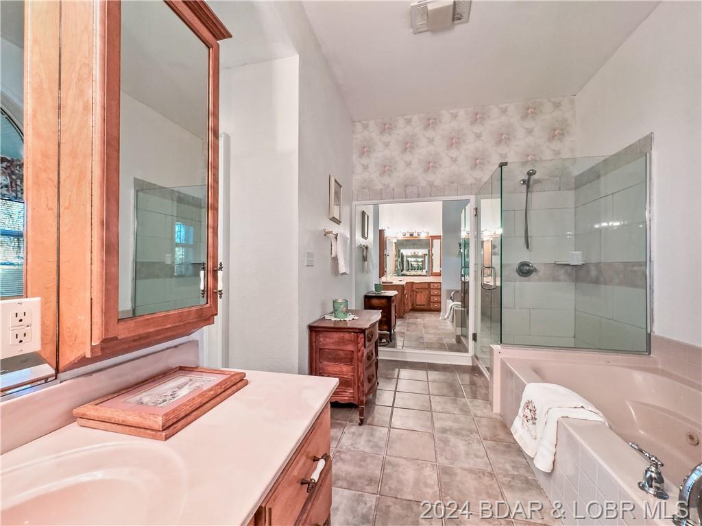 Camdenton, Missouri, 65020, United States, 5 Bedrooms Bedrooms, ,5 BathroomsBathrooms,Residential,For Sale,1850367