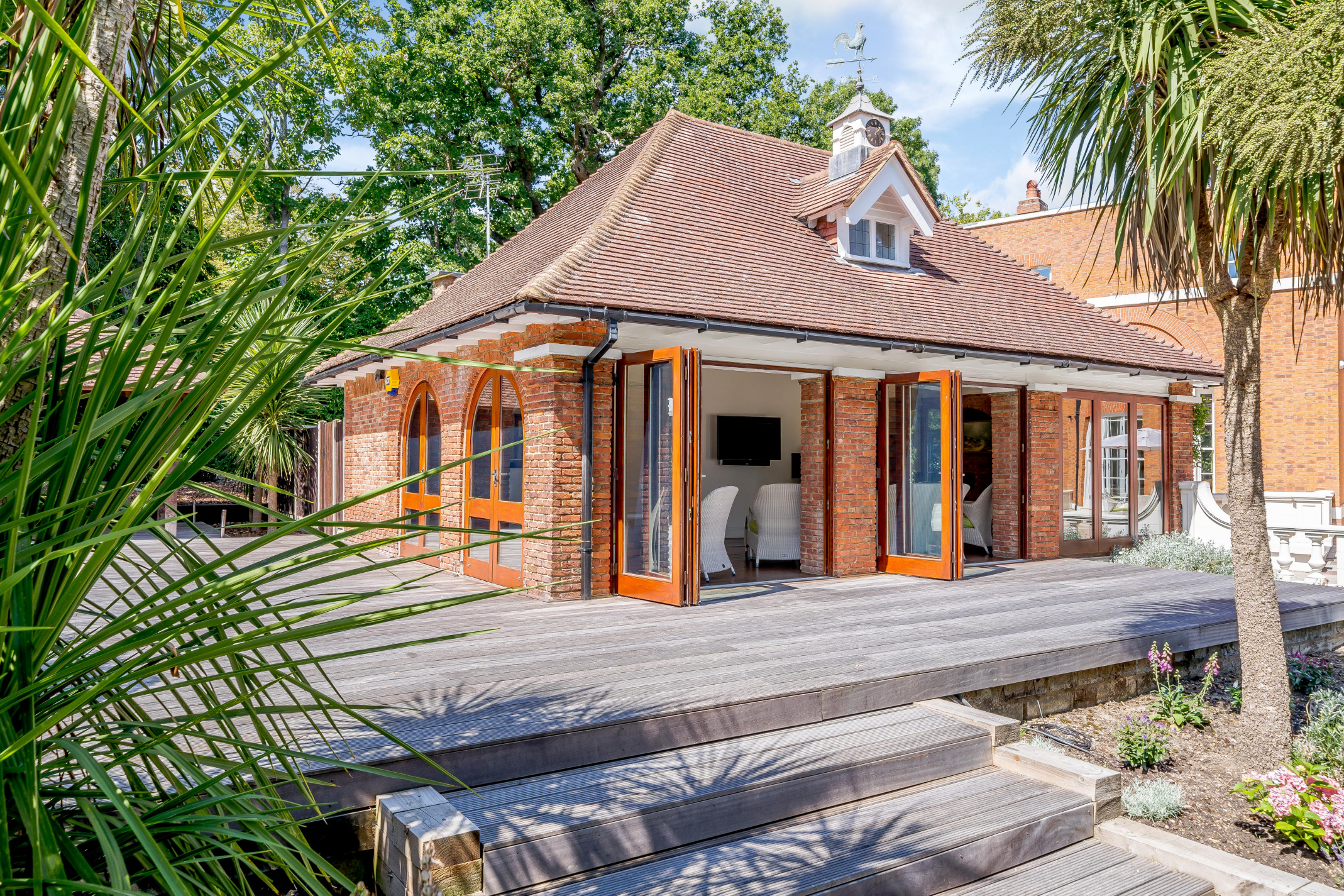  Grand Eight-Bedroom Estate with Pool and Guesthouse on Hadley Common - 物件實景