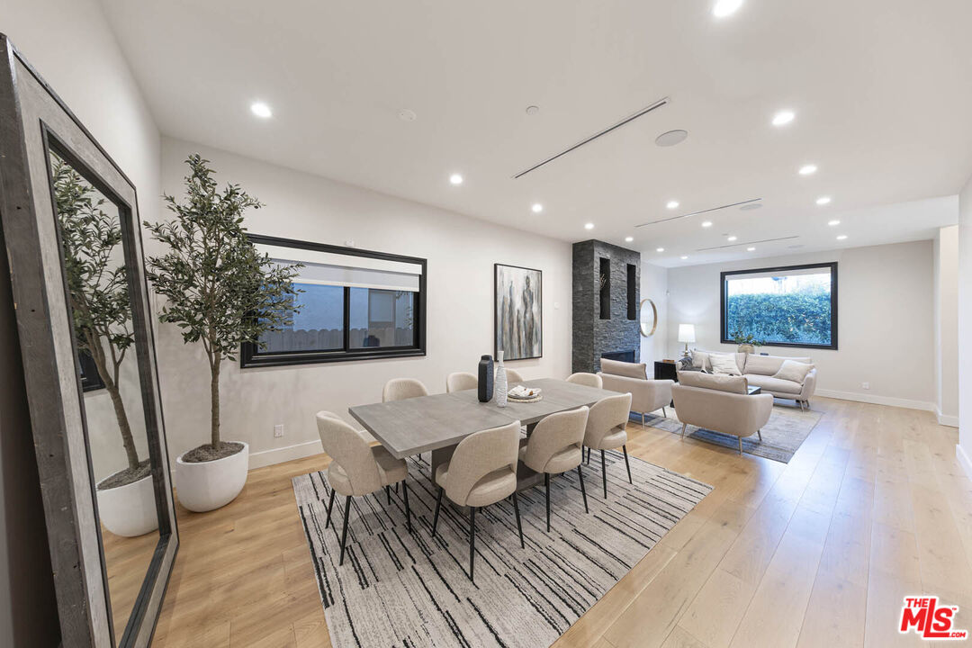 Los Angeles, California, 90048, United States, 4 Bedrooms Bedrooms, ,2 BathroomsBathrooms,Residential,For Sale,1862475