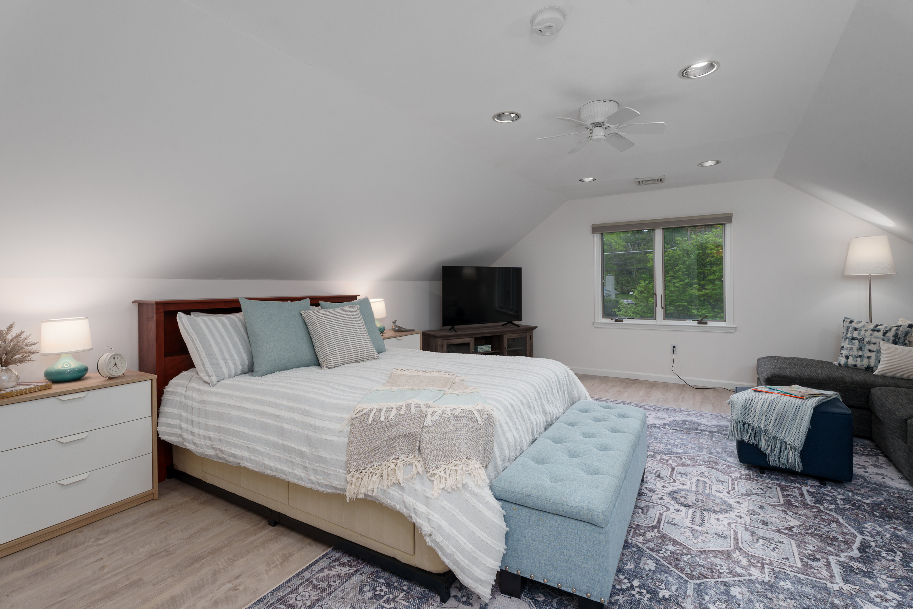  Coveted Western Section Mid-Century Modern Home with an Adaptable Floor Plan - 物件實景