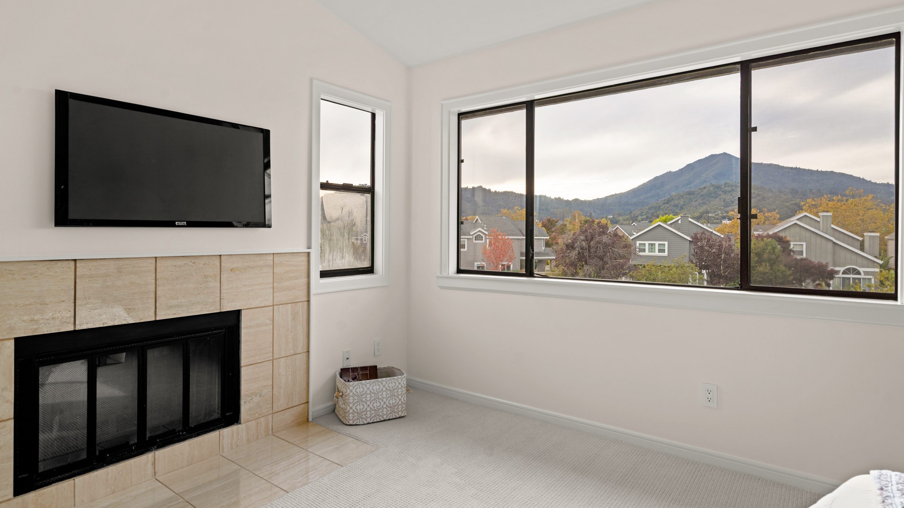  Rare End-Unit Retreat With Views - 物件實景
