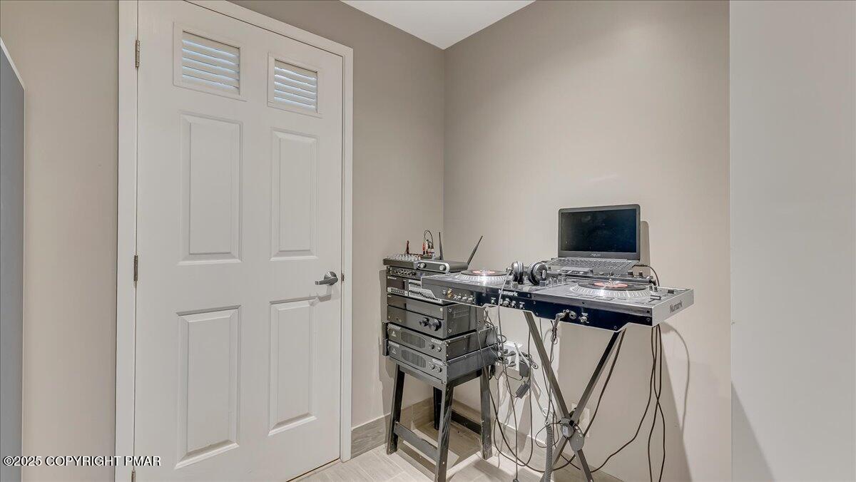 East Stroudsburg, Pennsylvania, 18302, United States, 5 Bedrooms Bedrooms, ,4 BathroomsBathrooms,Residential,For Sale,1980579