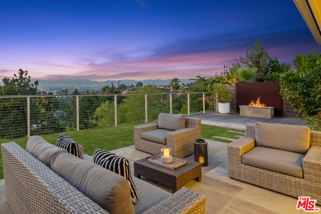 Sherman Oaks, California, 91403, United States, 3 Bedrooms Bedrooms, ,2 BathroomsBathrooms,Residential,For Sale,1940952