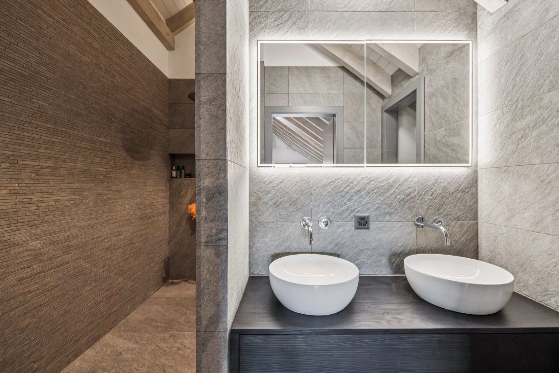  STUNNING, RENOVATED DUPLEX WITH LOTS OF CHARACTER - 物件實景