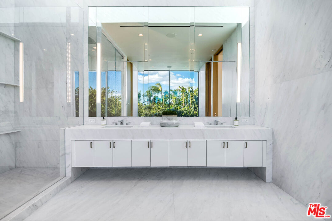 Los Angeles, California, 90069, United States, 7 Bedrooms Bedrooms, ,9 BathroomsBathrooms,Residential,For Sale,1925200