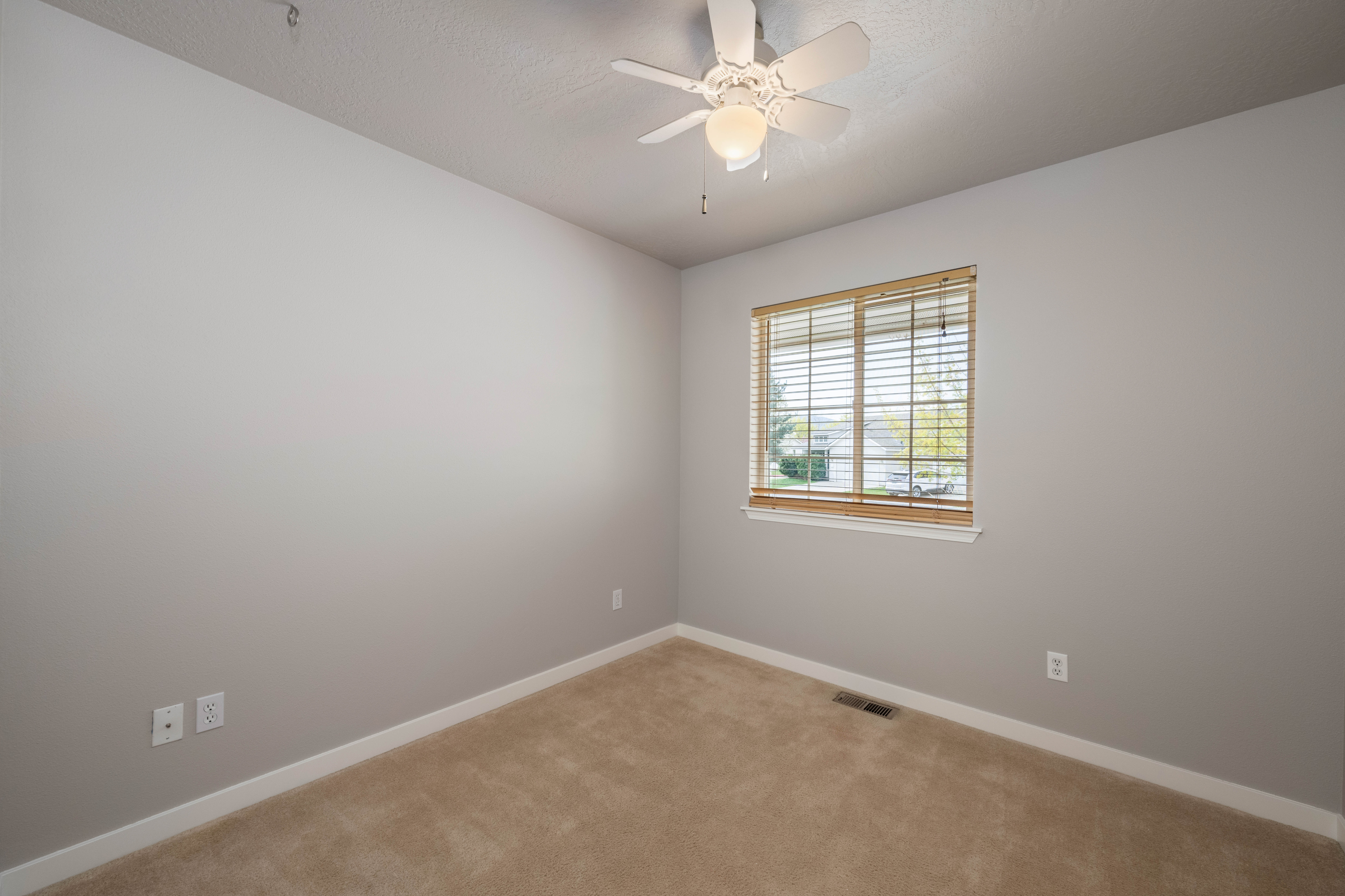  Fresh Paint and BRAND NEW ROOF - 物件實景