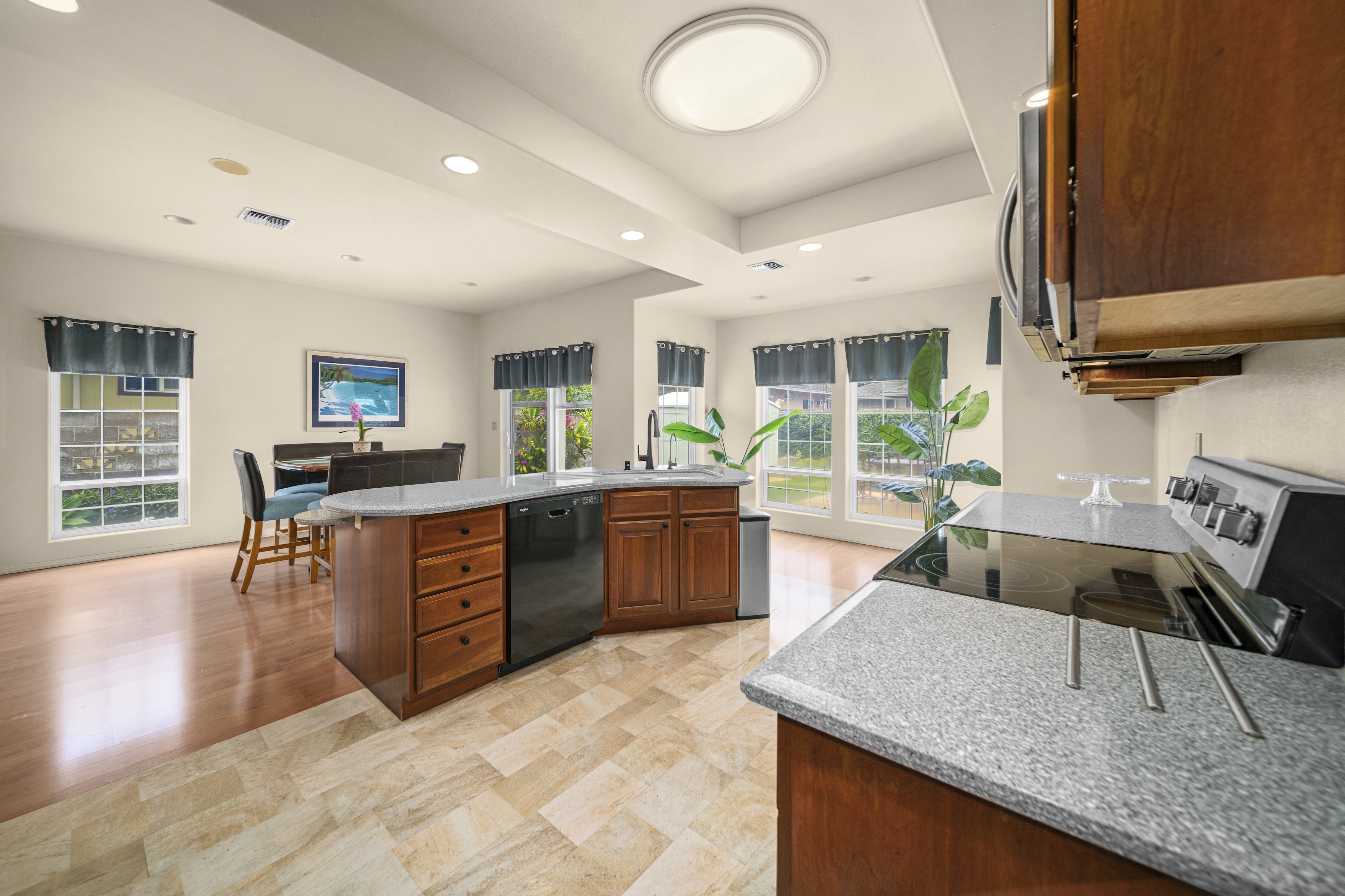  Pride of ownership explains this 4 bedroom 2.5 bath home & backyard - 物件實景