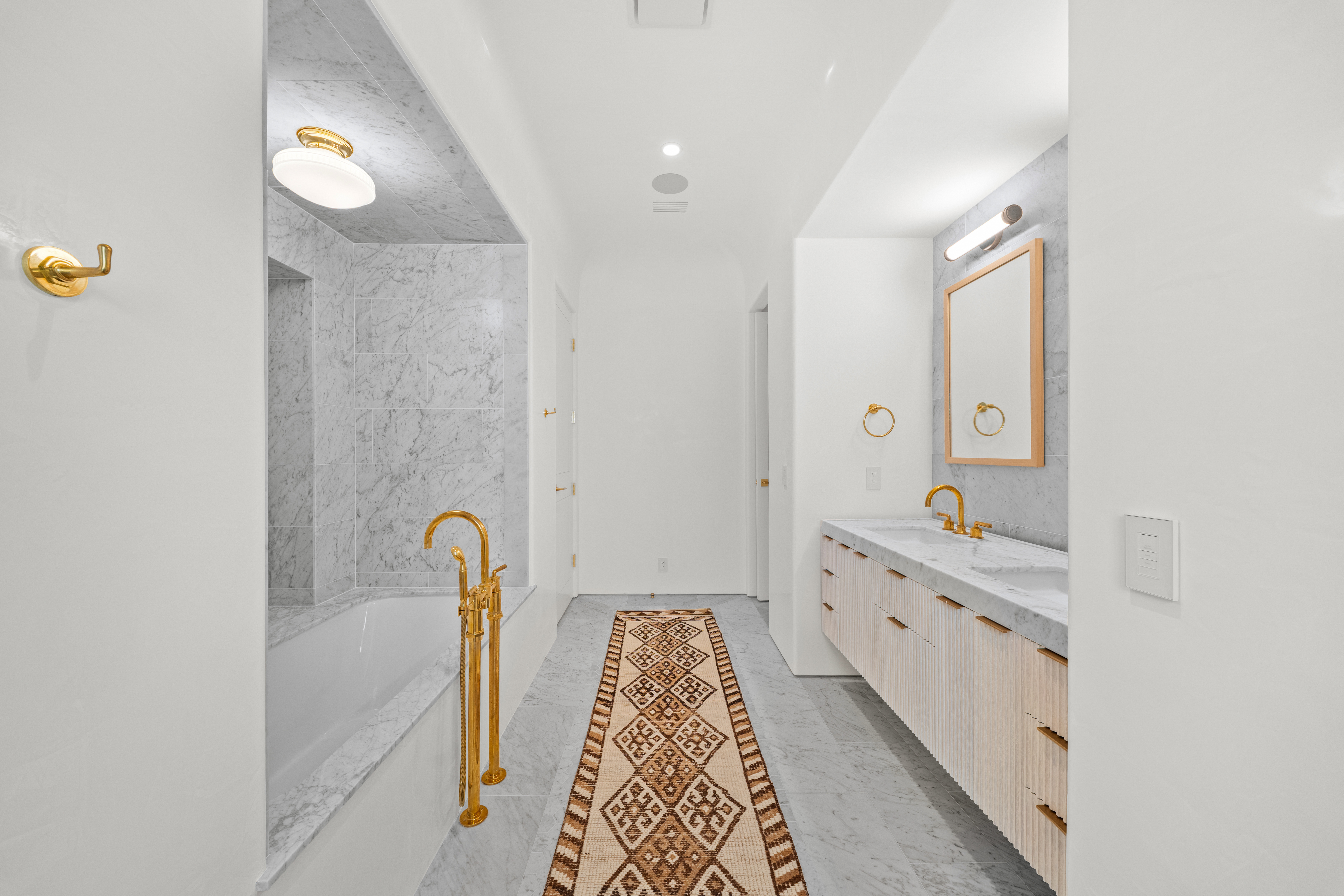  Architectural Gem With Pool And Carriage House - 物件實景