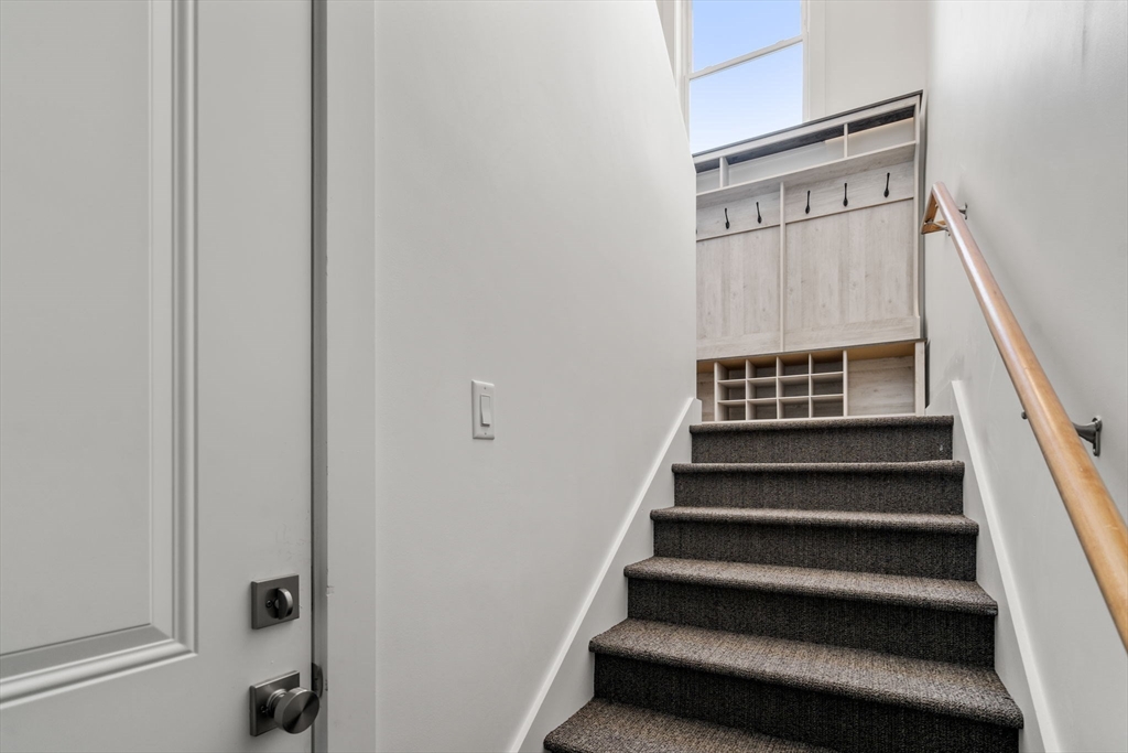 Waltham, Massachusetts, 02451, United States, 3 Bedrooms Bedrooms, ,2 BathroomsBathrooms,Residential,For Sale,1960528