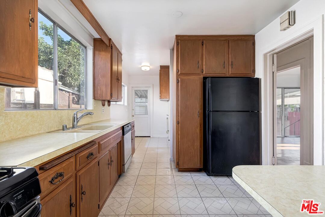 Los Angeles, California, 90039, United States, 2 Bedrooms Bedrooms, ,1 BathroomBathrooms,Residential,For Sale,1988160