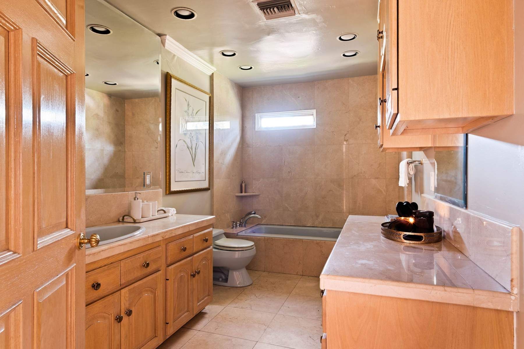  2103  N Hobart Blvd - 物件實景