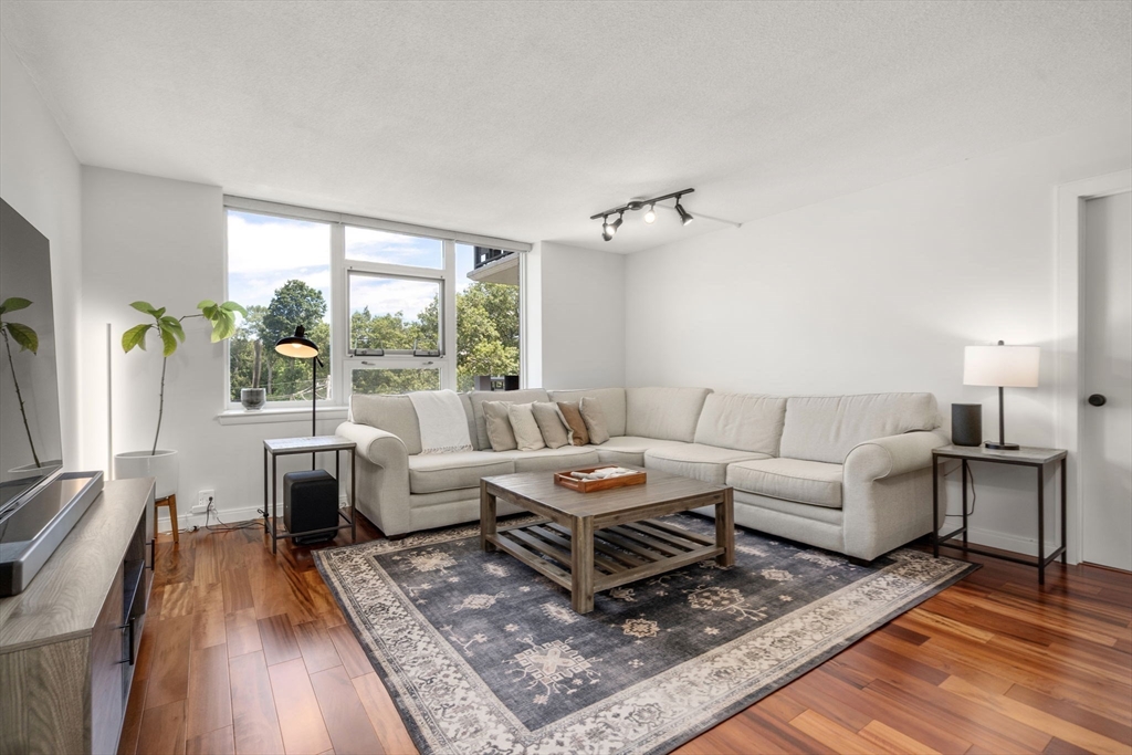 Newton, Massachusetts, 02467, United States, 2 Bedrooms Bedrooms, ,2 BathroomsBathrooms,Residential,For Sale,1901534