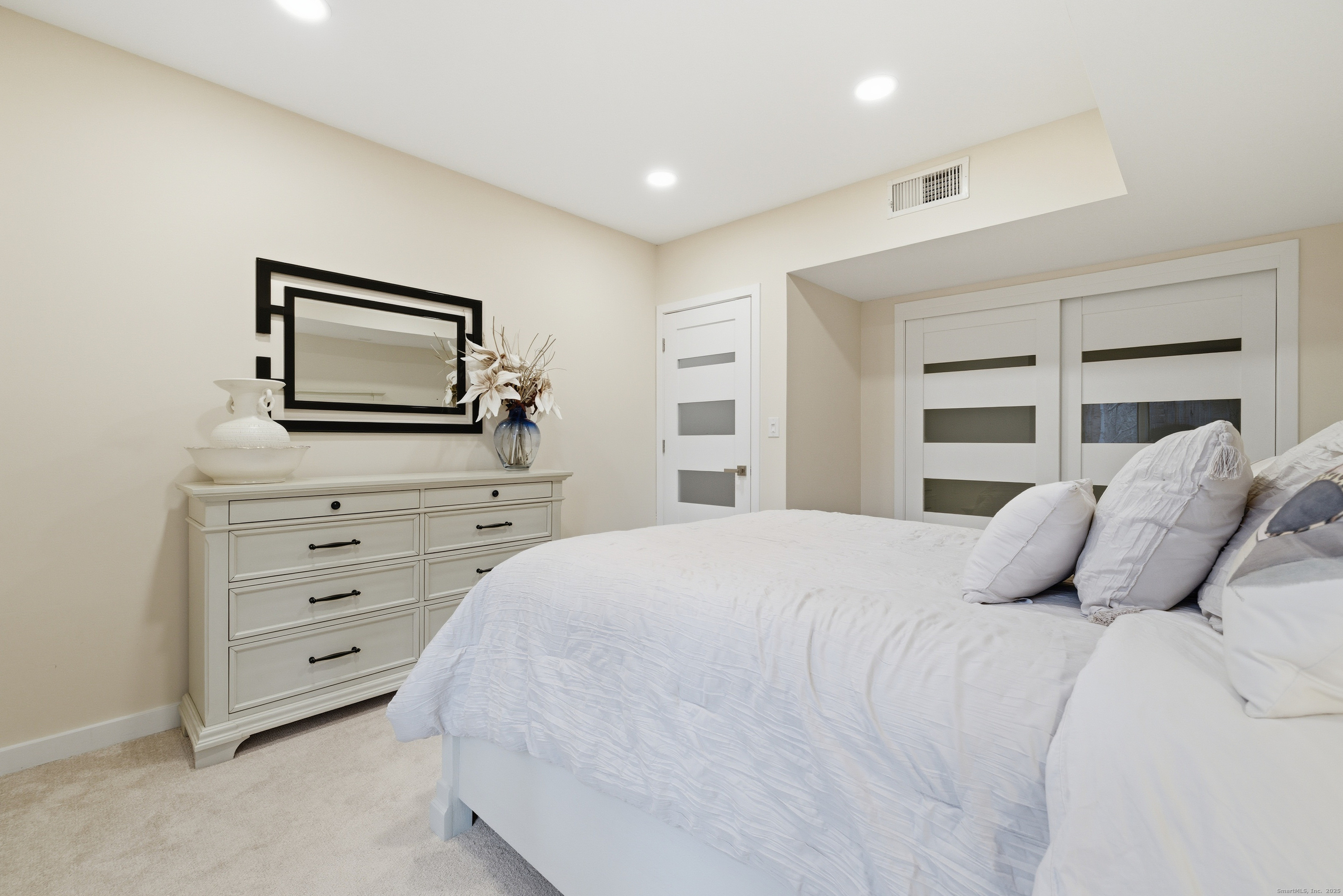 Avon, Connecticut, 06001, United States, 3 Bedrooms Bedrooms, ,4 BathroomsBathrooms,Residential,For Sale,1999811