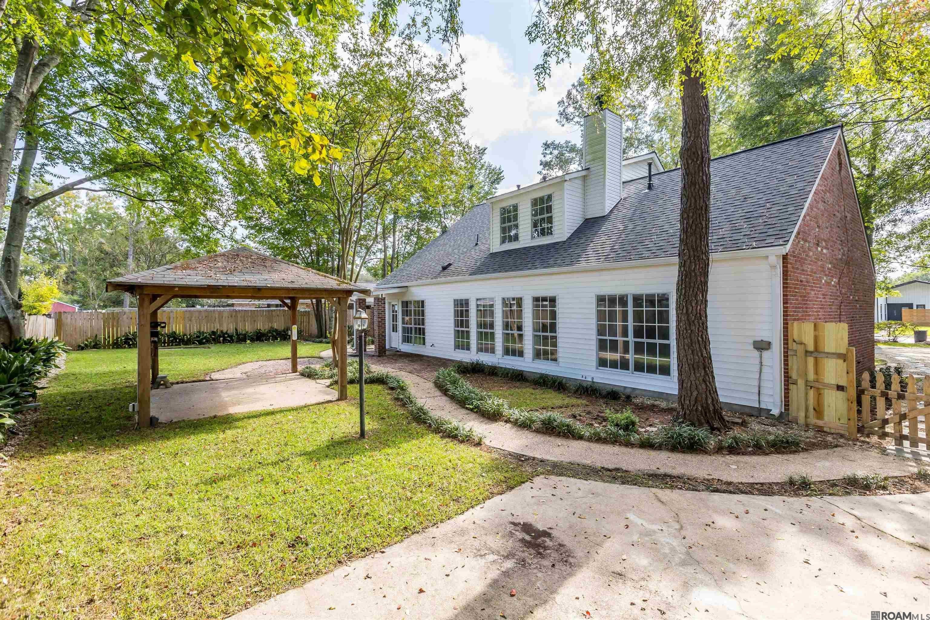 Baton Rouge, Louisiana, 70817, United States, 5 Bedrooms Bedrooms, ,4 BathroomsBathrooms,Residential,For Sale,1984389