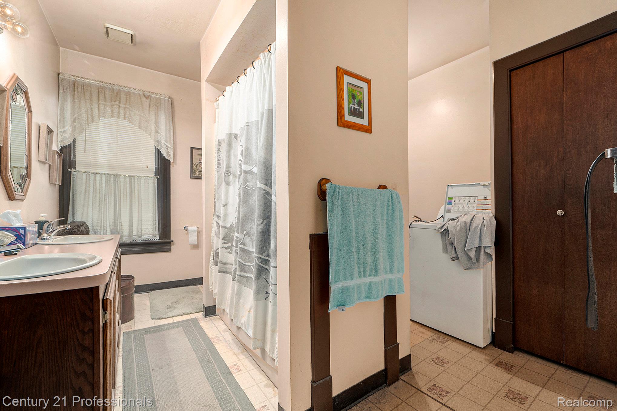 Rochester, Michigan, 48307, United States, ,4 BathroomsBathrooms,Residential,For Sale,1983342