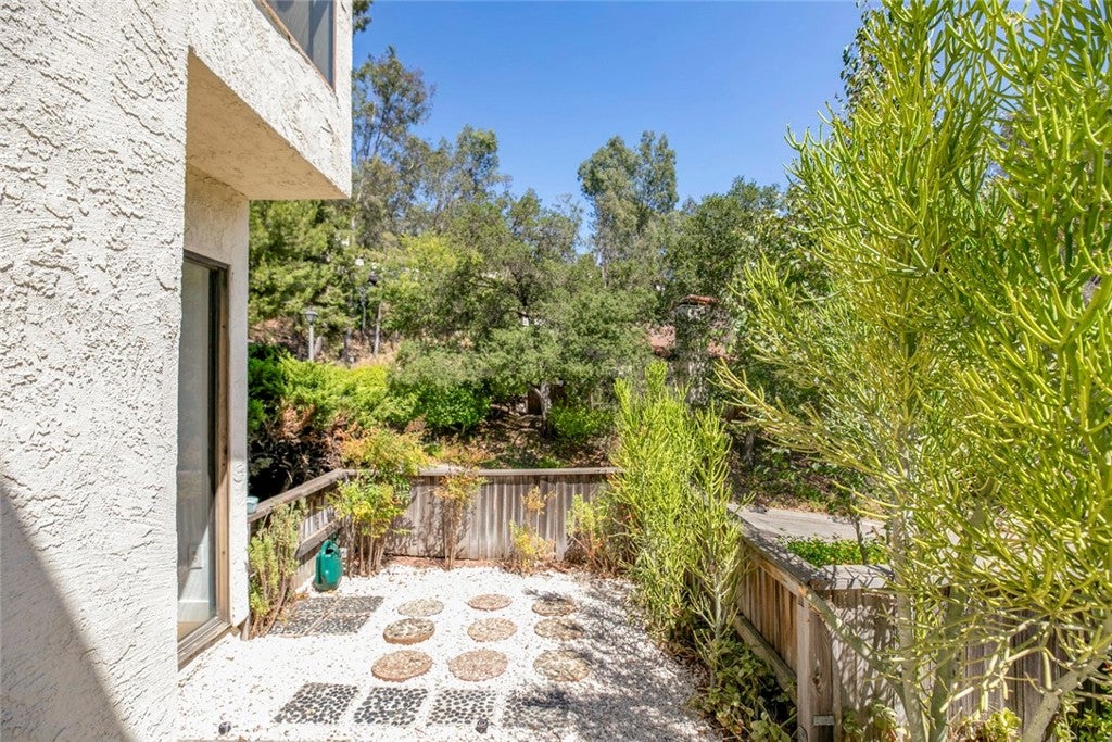 Glendale, California, 91206, United States, 2 Bedrooms Bedrooms, ,3 BathroomsBathrooms,Residential,For Sale,1941682