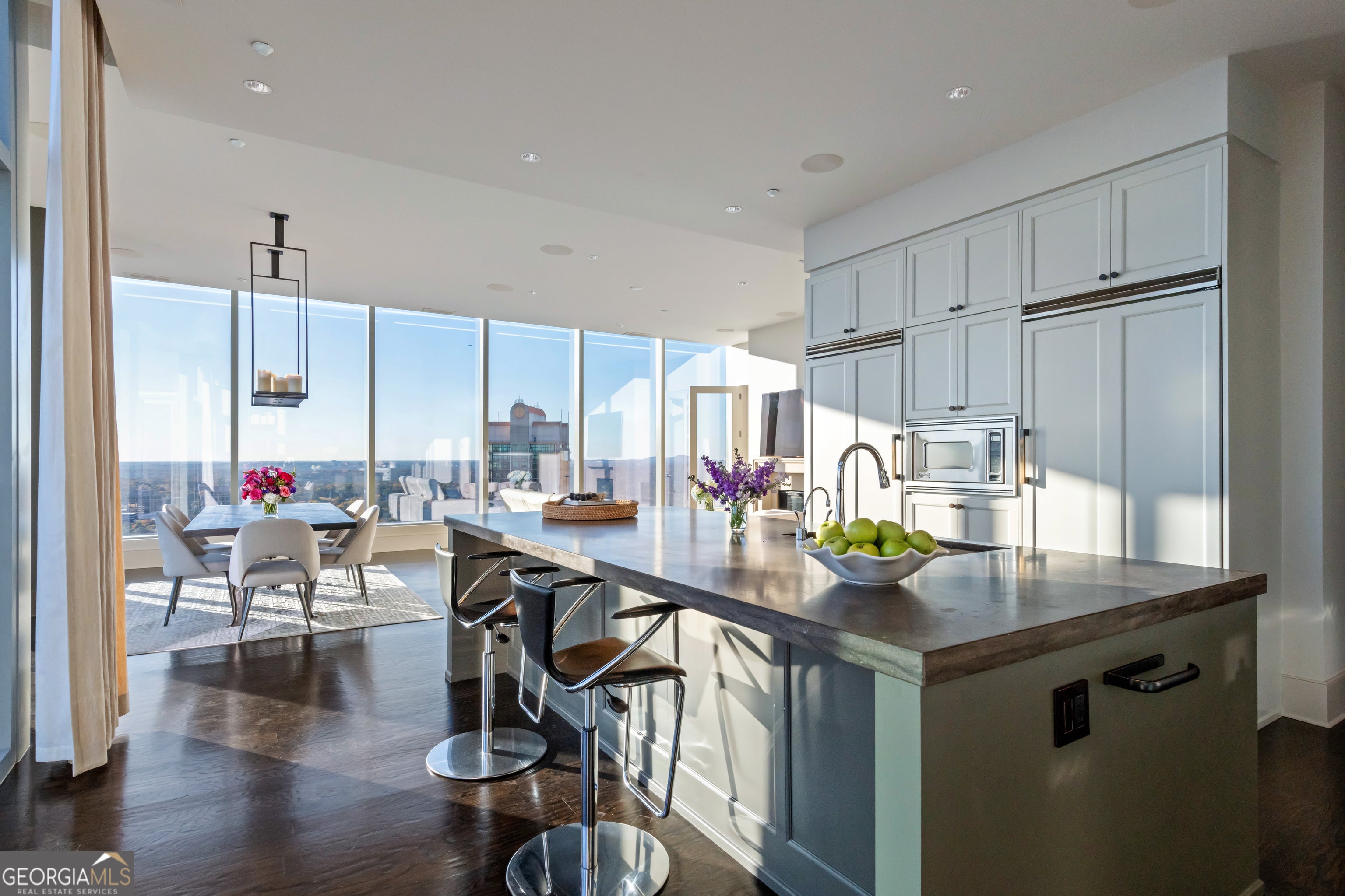 Atlanta, Georgia, 30326, United States, 3 Bedrooms Bedrooms, ,4 BathroomsBathrooms,Residential,For Sale,1858951