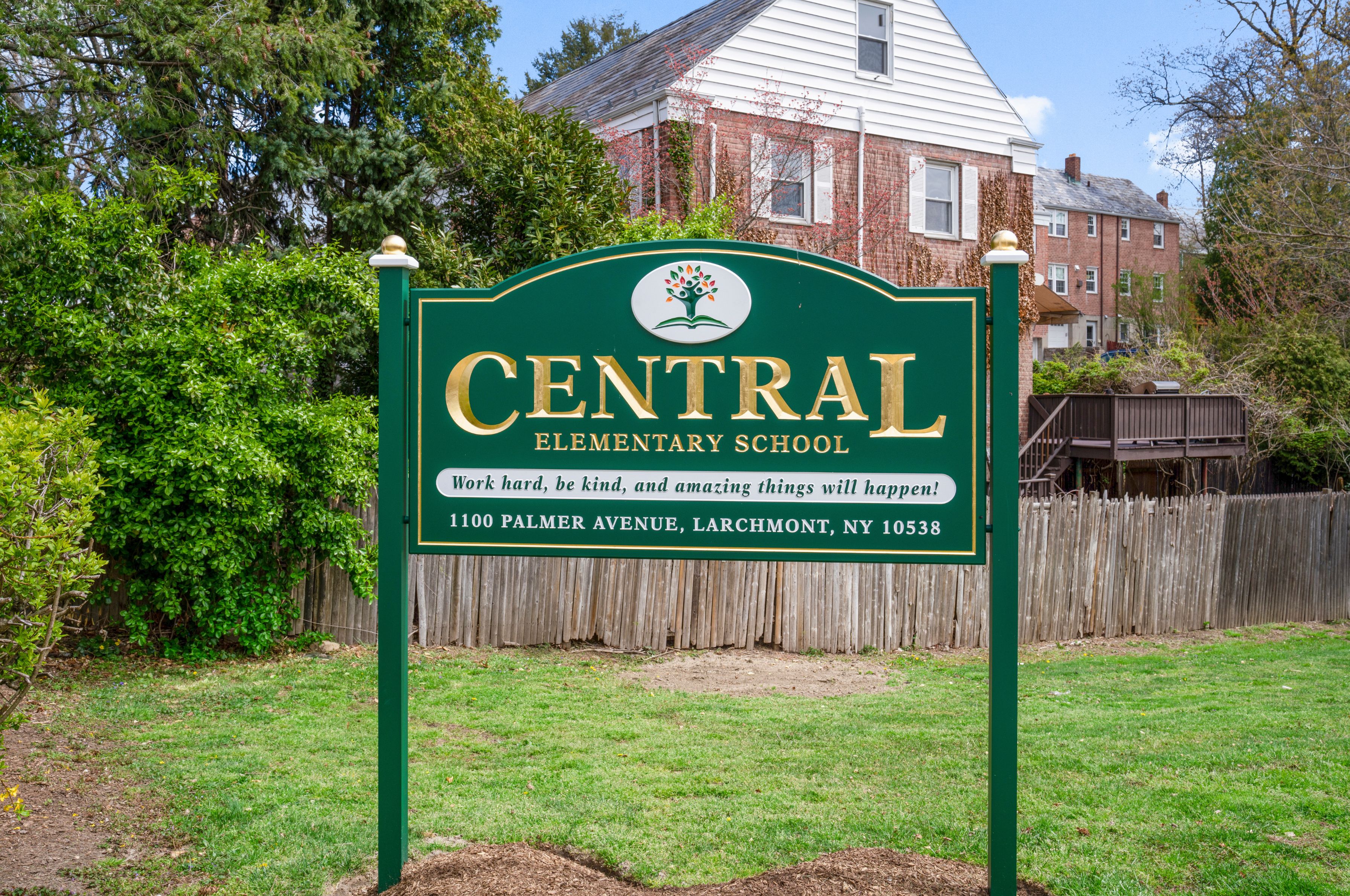  Classic Center Hall Colonial - 物件實景