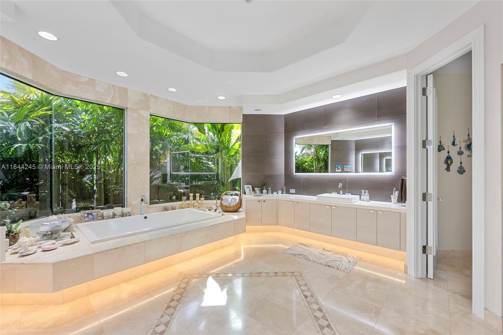 Weston, Florida, 33327, United States, 5 Bedrooms Bedrooms, ,4 BathroomsBathrooms,Residential,For Sale,1901974