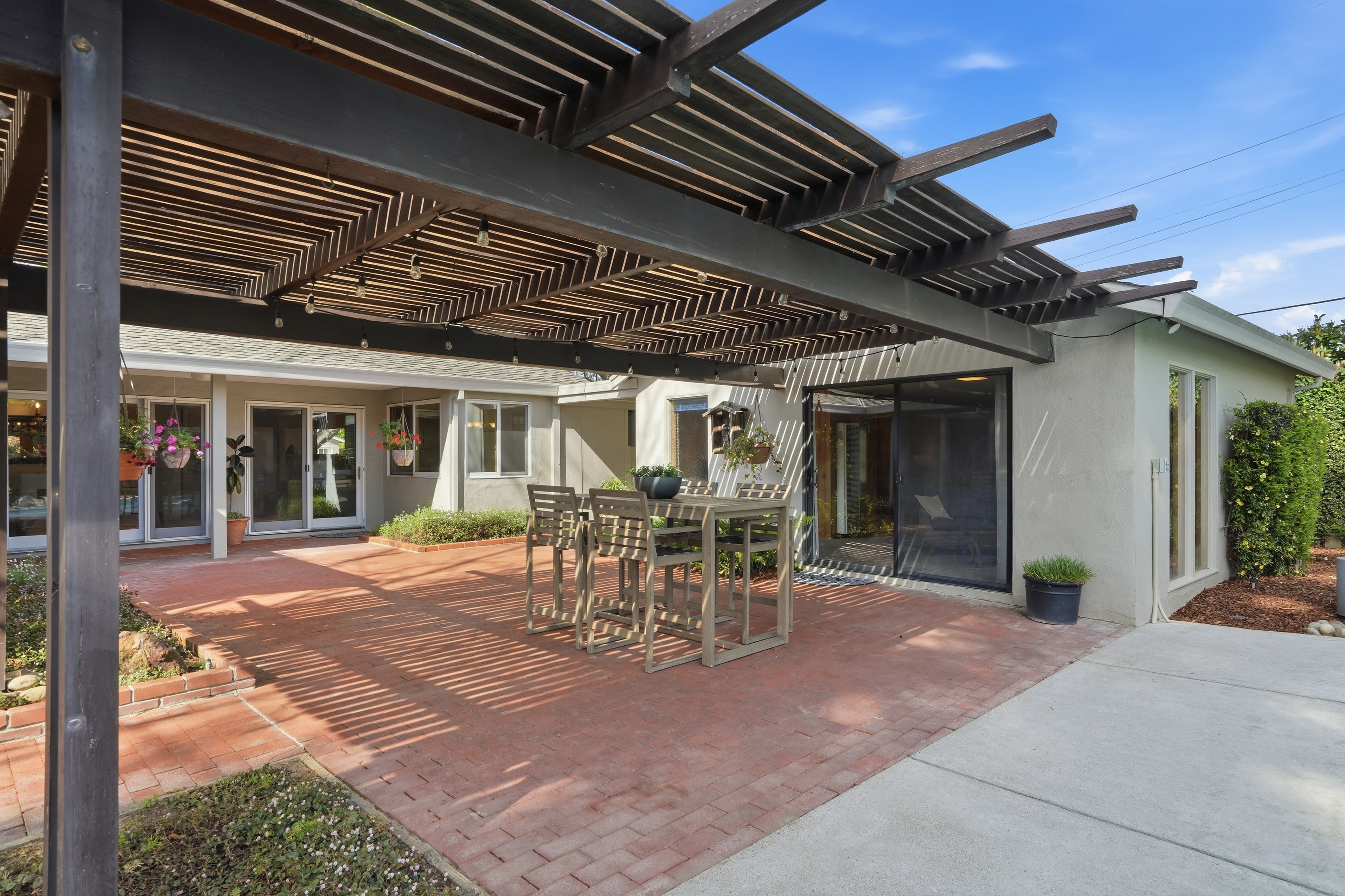  Single-Level Rancher in Coveted Neighborhood - 物件實景