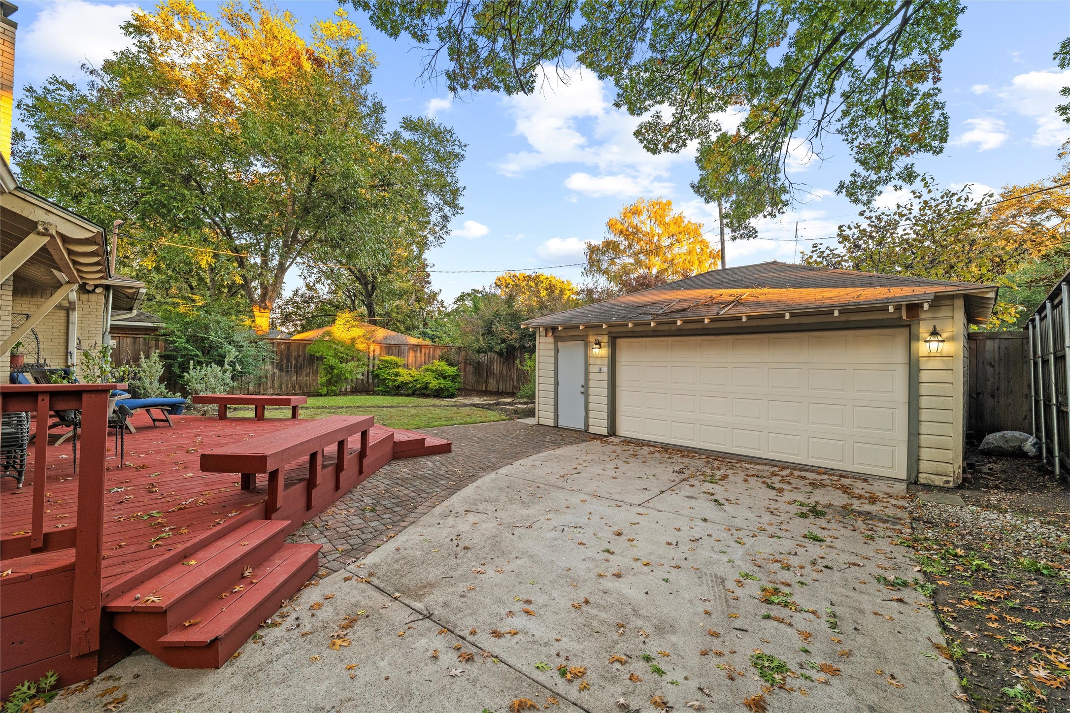 Dallas, Texas, 75214, United States, 3 Bedrooms Bedrooms, ,2 BathroomsBathrooms,Residential,For Sale,1989303