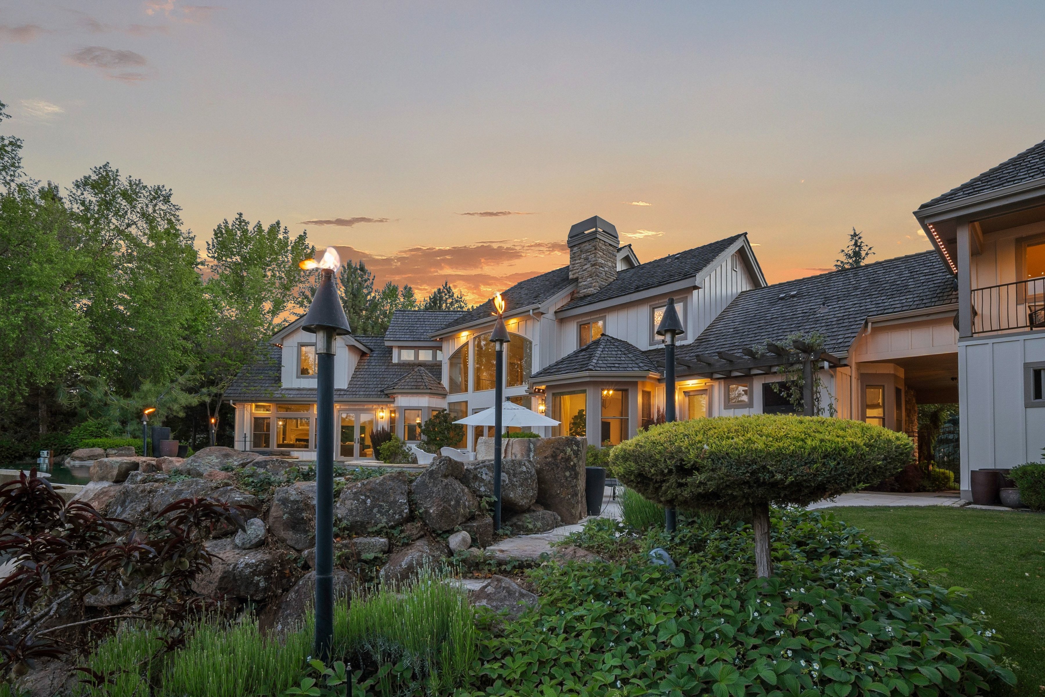  Gated Waterfront Luxury in Eagle’s Prestigious Pointe at Two Rivers - 物件實景
