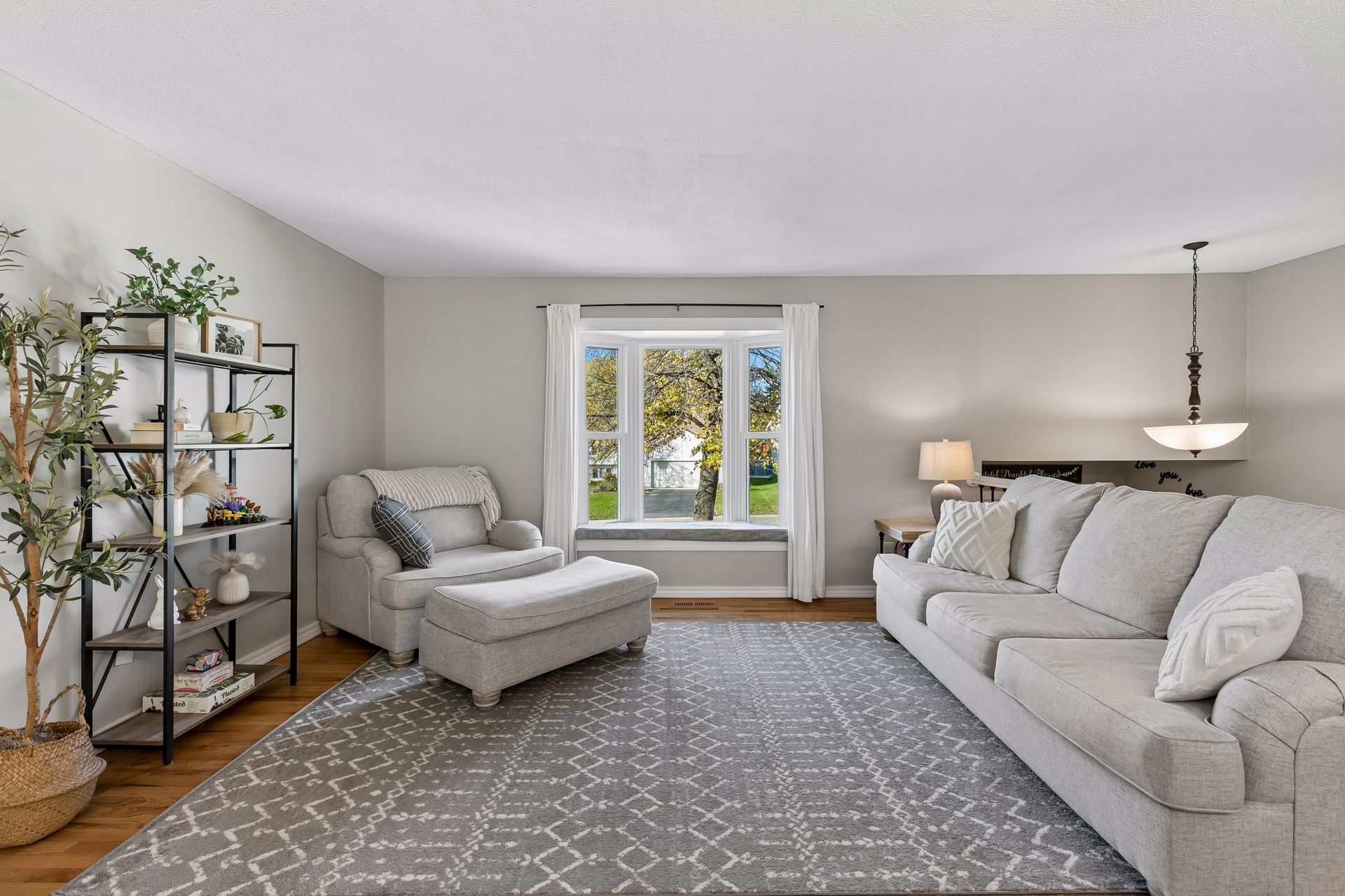  A Light-Filled Home Near Rolling Oaks Park - 物件實景