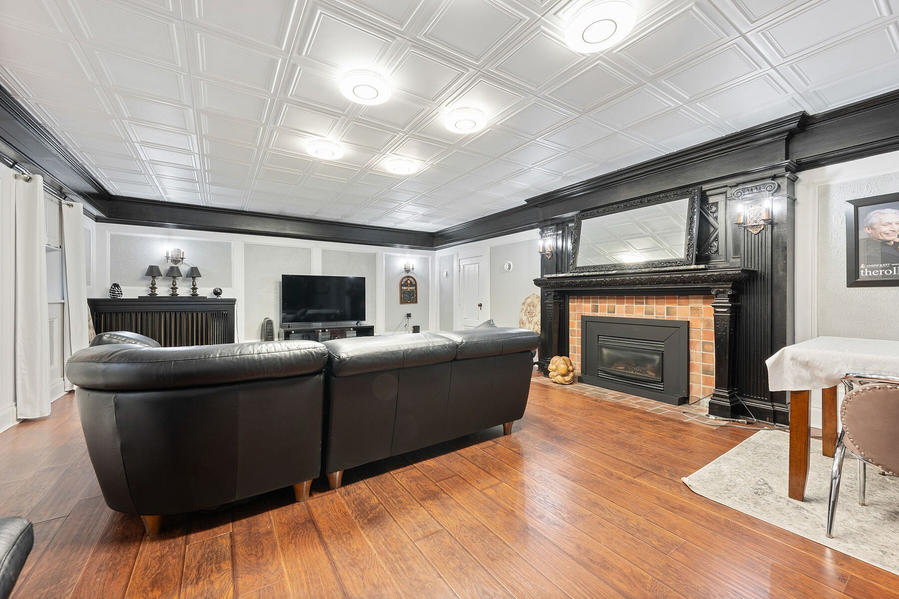  Neo-Classical Revival Home - 物件實景