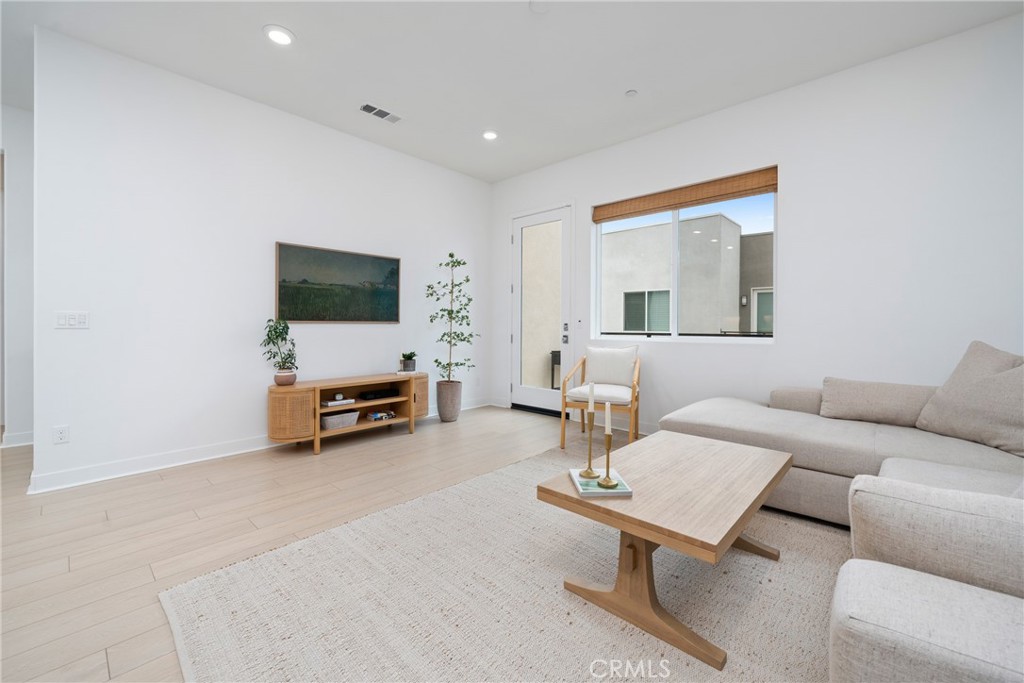 Irvine, California, 92618, United States, 1 Bedroom Bedrooms, ,1 BathroomBathrooms,Residential,For Sale,1707391