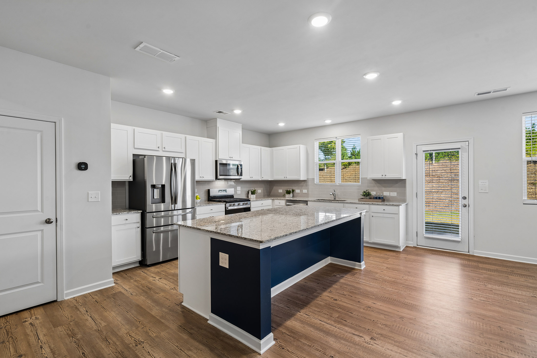  Spacious Living and Upgraded Finishes at Logan Point - 物件實景