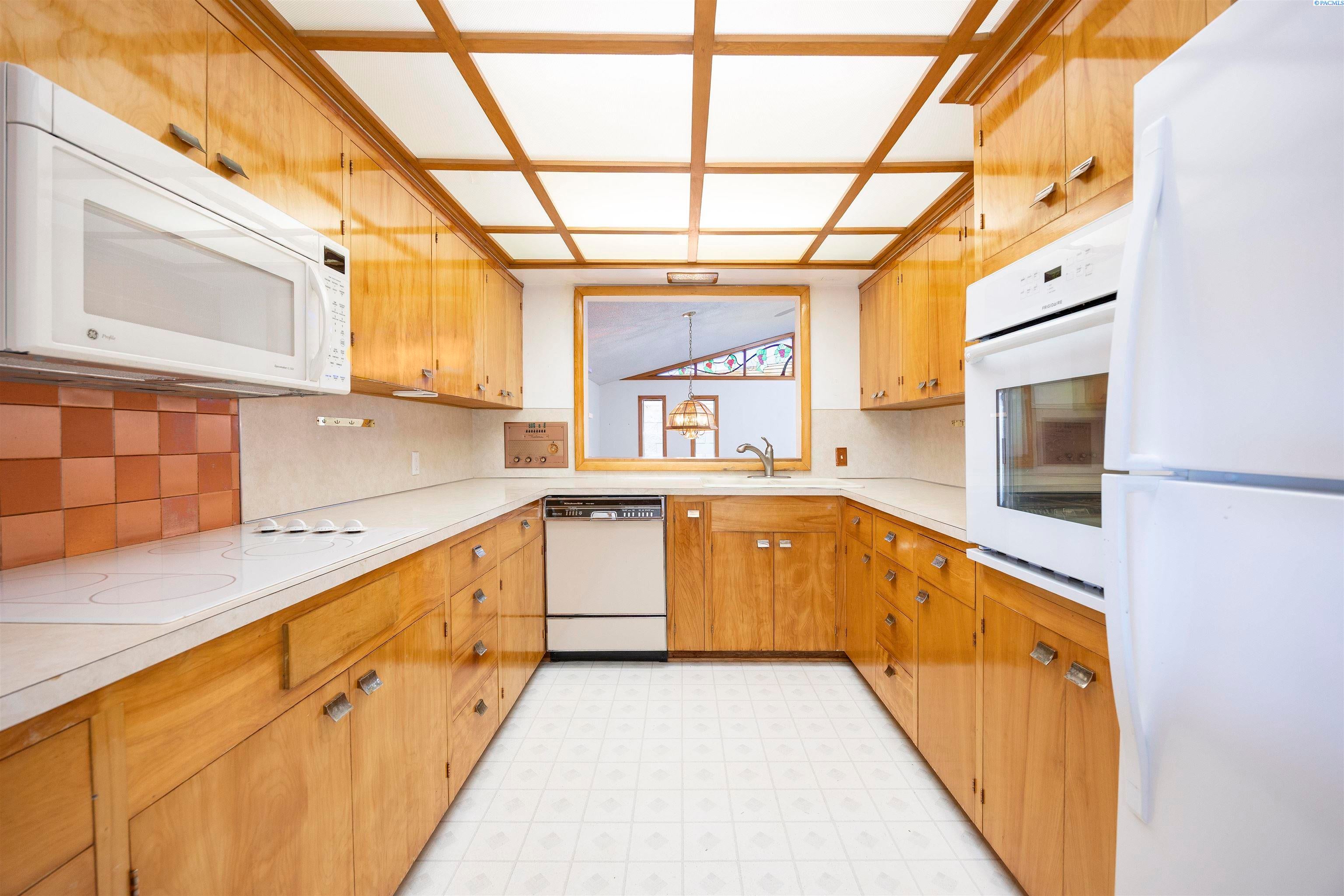 Sunnyside, Washington, 98944, United States, 3 Bedrooms Bedrooms, ,3 BathroomsBathrooms,Residential,For Sale,1973800