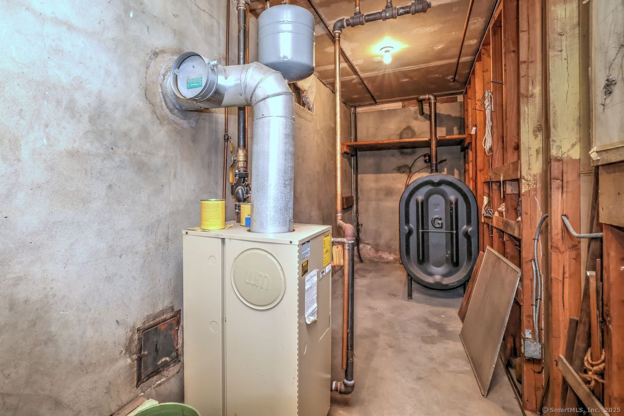 Trumbull, Connecticut, 06611, United States, 3 Bedrooms Bedrooms, ,2 BathroomsBathrooms,Residential,For Sale,1988138