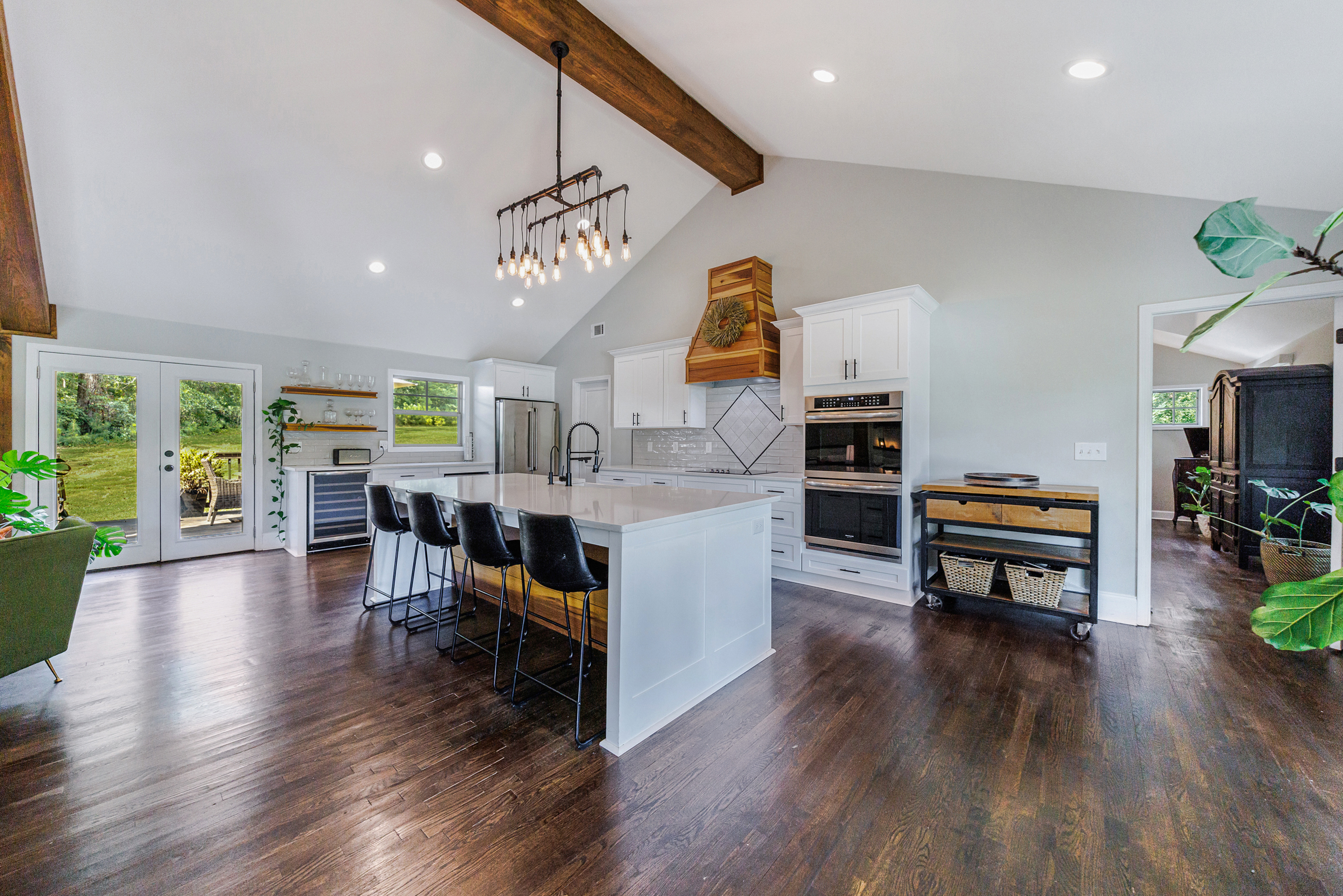  Stunning Fully Renovated Oasis on 2.4+/- Acres - 物件實景