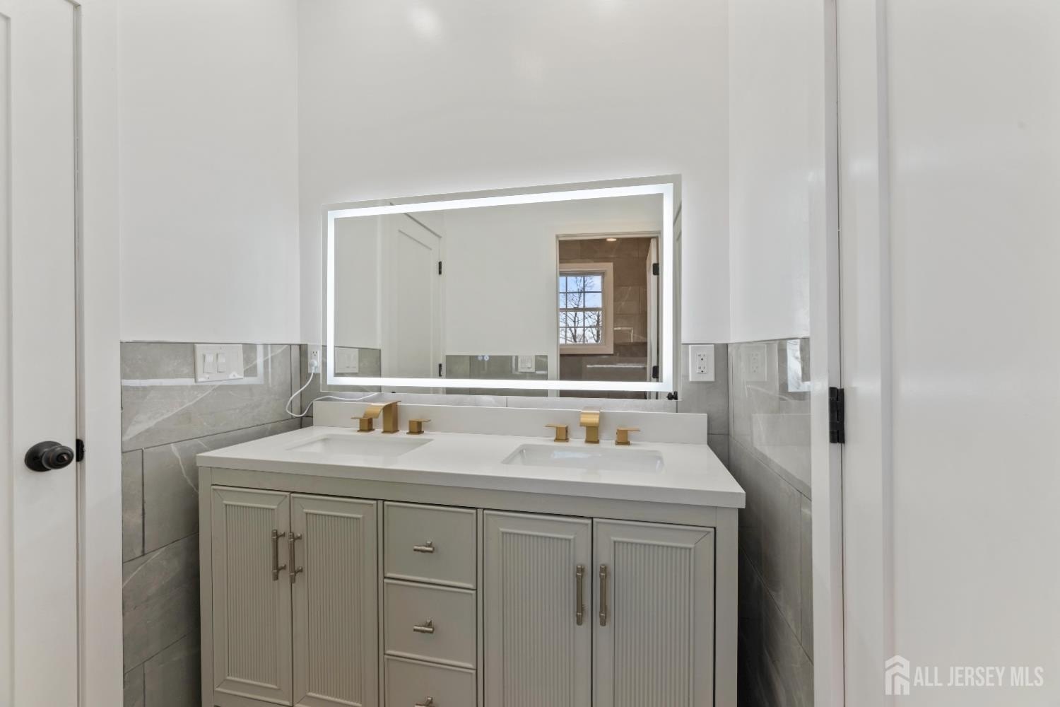 Edison, New Jersey, 08820, United States, 5 Bedrooms Bedrooms, ,5 BathroomsBathrooms,Residential,For Sale,2005259