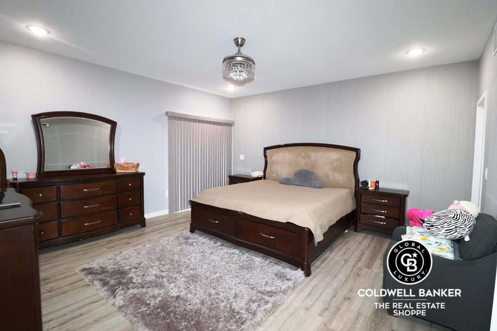 Garden City, Kansas, 67846, United States, 6 Bedrooms Bedrooms, ,3 BathroomsBathrooms,Residential,For Sale,1737851