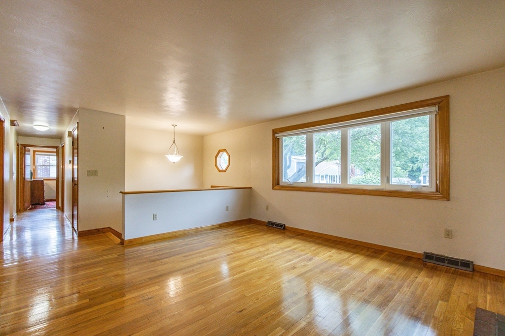 Stoughton, Massachusetts, 02072, United States, 4 Bedrooms Bedrooms, ,2 BathroomsBathrooms,Residential,For Sale,1976018