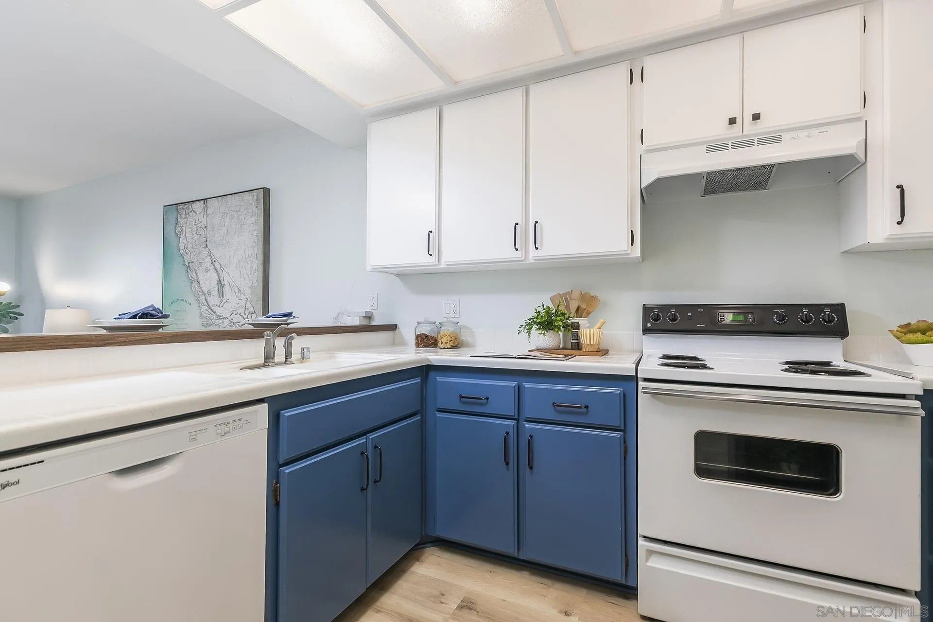 San Diego, California, 92110, United States, 1 Bedroom Bedrooms, ,1 BathroomBathrooms,Residential,For Sale,1970133