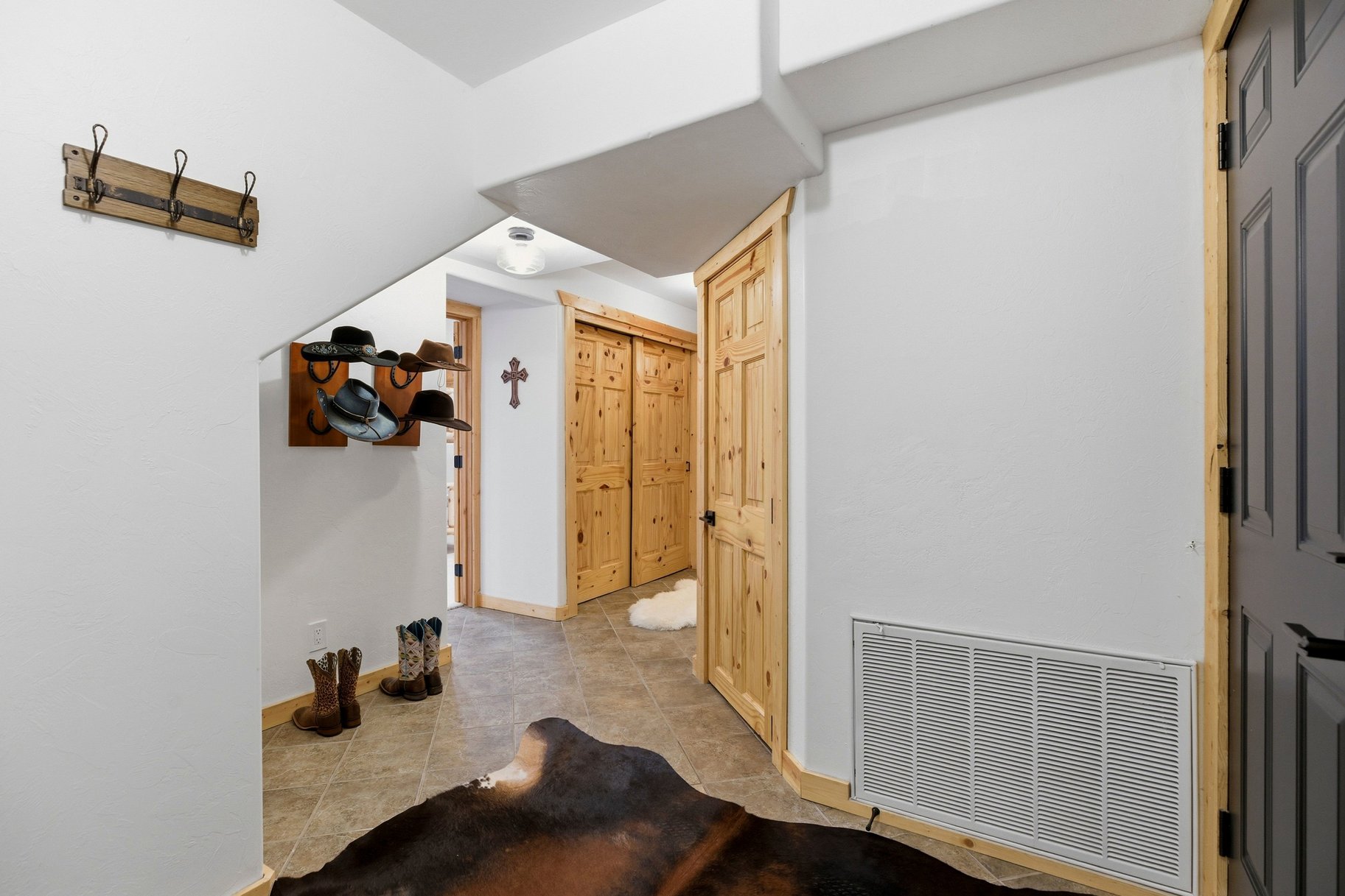  Renovated Log Cabin in Cedar Highlands with Wraparound Deck & Mountain Views - 物件實景