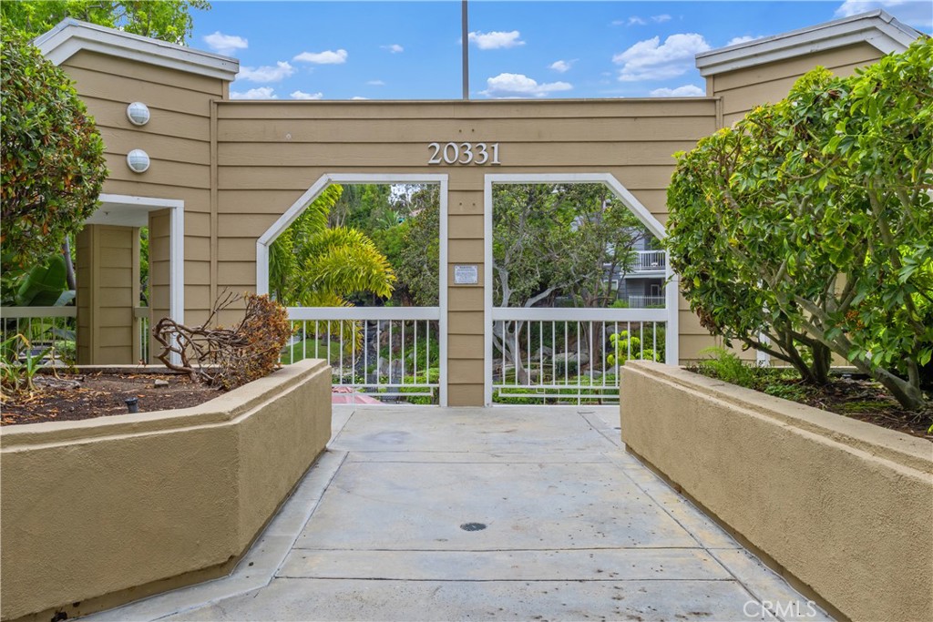 Huntington Beach, California, 92646, United States, 2 Bedrooms Bedrooms, ,2 BathroomsBathrooms,Residential,For Sale,1939014