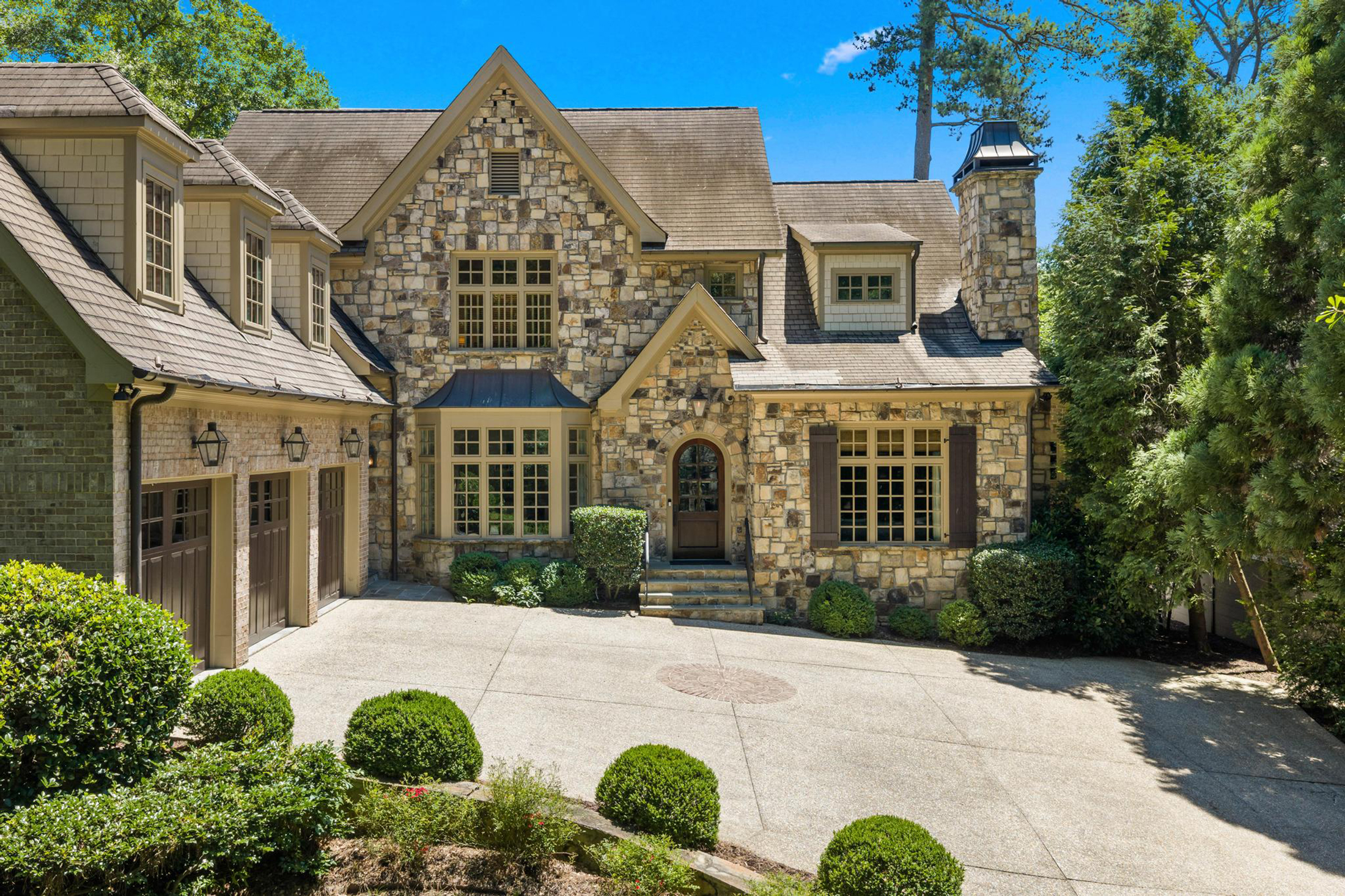  Sophisticated Newer Custom-built Home in Desirable Garden Hills - 物件實景