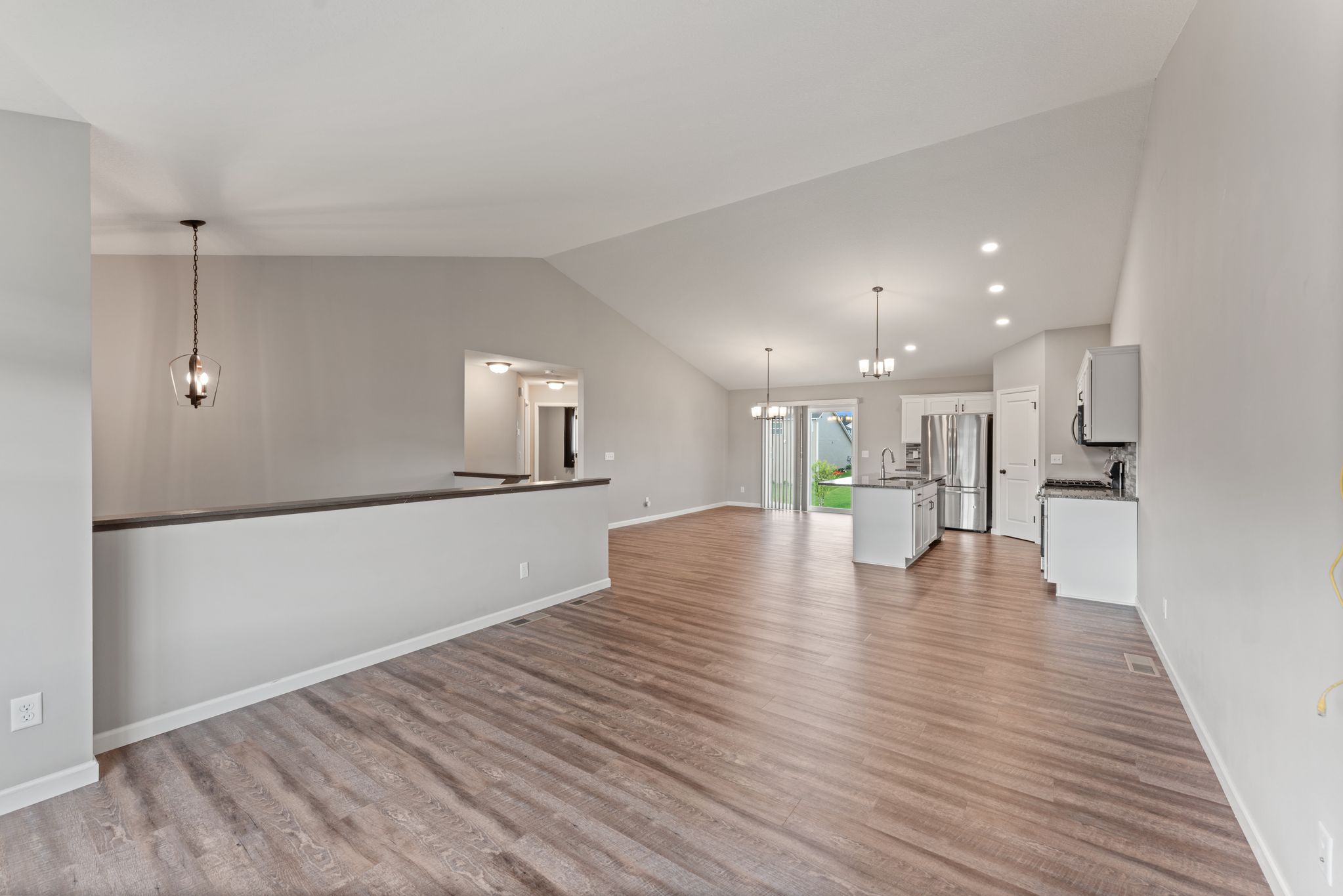  Spacious Walkout Living on a Prime Corner Lot - 物件實景